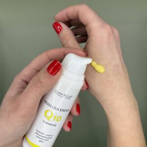 Beauty purse - Q10 Hranilna krema + Vlažilna hialuronska krema + Masažna ploščica Guasha